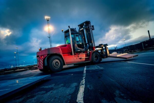 Kalmar Dcg180 18 Ton Big Forklift Zware Heftruck Steel Plates 2