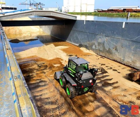 Kovaco Elise 900 electric skid steer in bulk handling