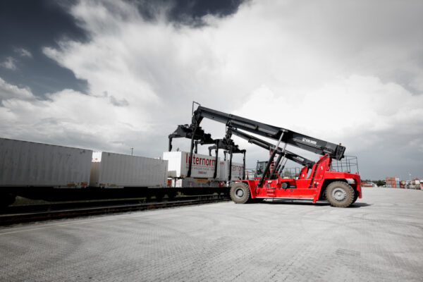 Kalmar DRG ECO reachstacker piggyback