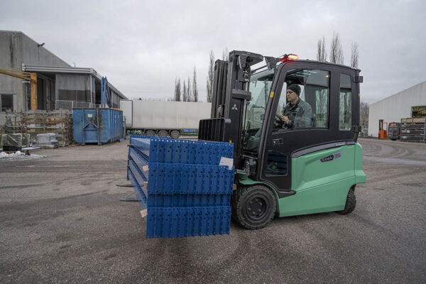 Mitsubishi EDiA-EX elektrische heftruck outdoors