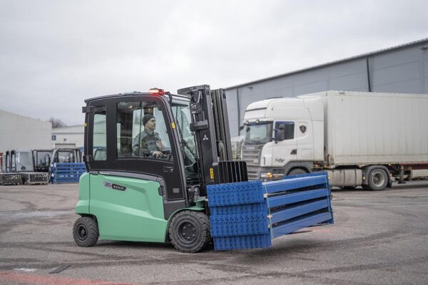 Mitsubishi EDiA-EX elektrische heftruck outdoors