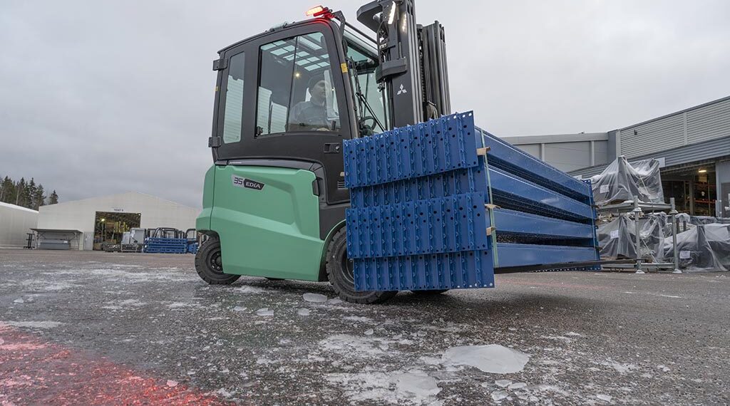 Mitsubishi EDiA-EX elektrische heftruck outdoors