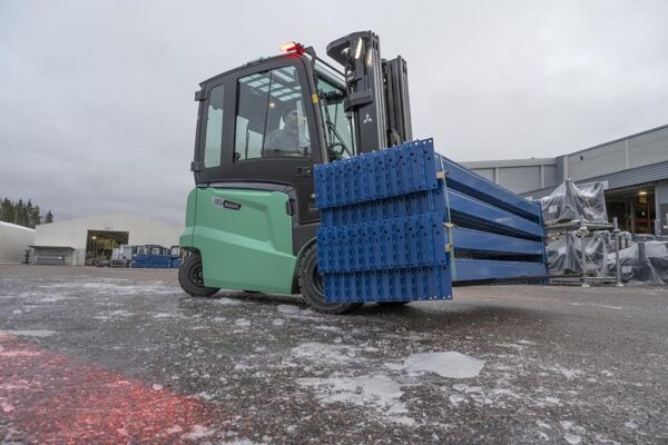 Mitsubishi EDiA-EX elektrische heftruck outdoors