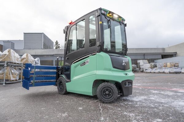 Mitsubishi EDiA-EX elektrische heftruck outdoors