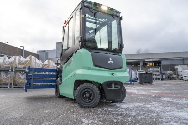 Mitsubishi EDiA-EX elektrische heftruck outdoors