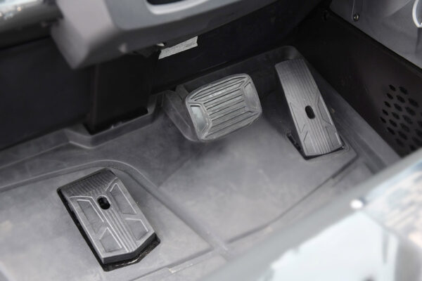 Automotive pedalen bij Mitsubishi EDiA-XL heftruck