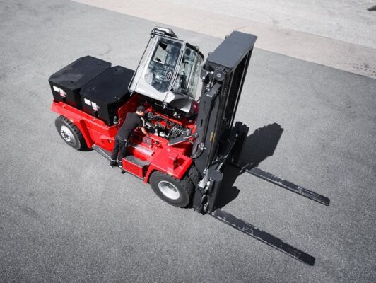 Kalmar Medium Electric Forklift 02