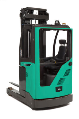 Reach truck with Heated Cabin