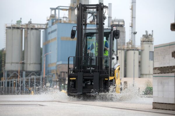 CAT EP40-55 elektrische heftruck in de praktijk 2 (water)