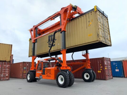 Combilift Straddle Carrier Met Luchtbanden