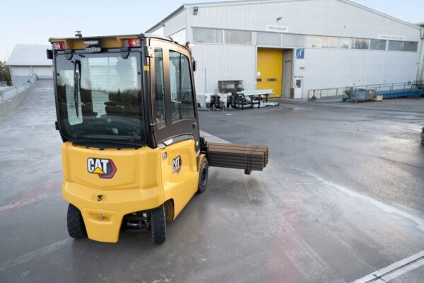 CAT EP25-35 Elektrische Heftruck in de praktijk 2